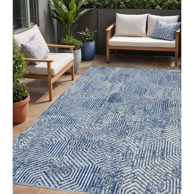 HomeRoots Geometric Transitional Rectangle Outdoor Rug - 5' X 8'