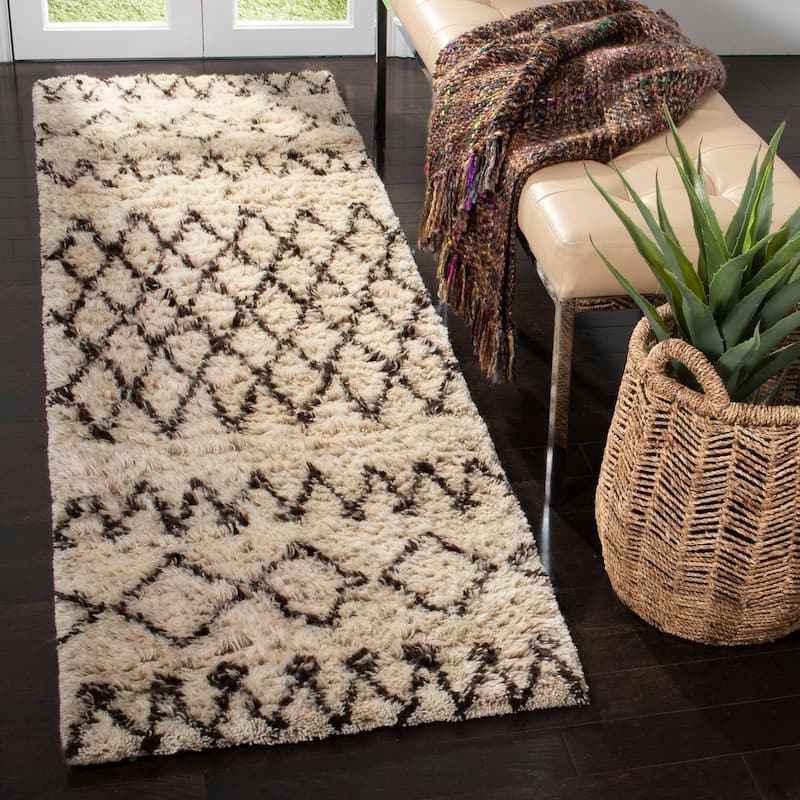 SAFAVIEH Handmade Casablanca Shag Intisar Tribal Wool 1.25-inch Thick - 2' 3" x 12' - Ivory/Dark Brown - Runner