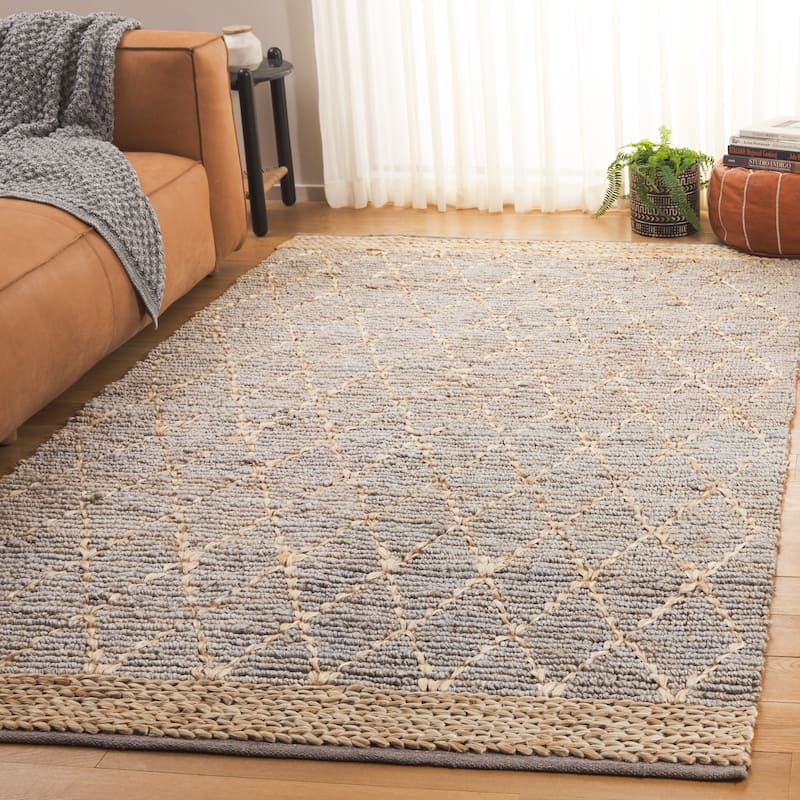 SAFAVIEH Handmade Natural Fiber Foolke Casual Jute Trellis Rug - 5' x 8' - Silver