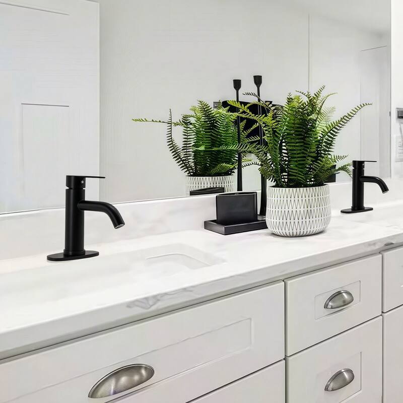 Single Hole Single-Handle Bathroom Faucet with Deck Plate