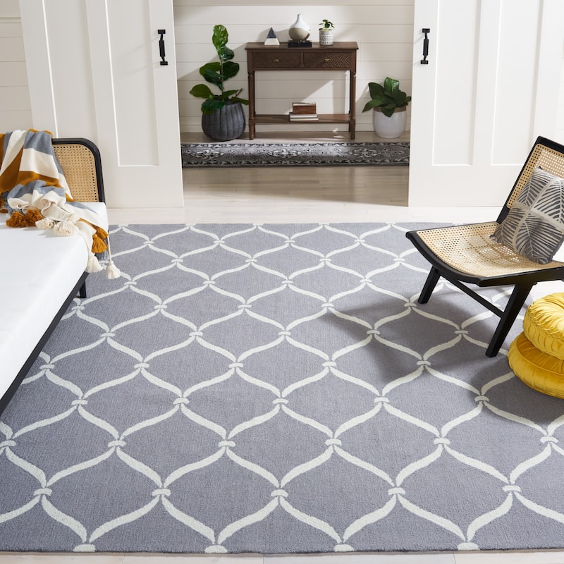 SAFAVIEH Handmade Four Seasons Shobha Floral Rug - 5' x 8' - Grey/Ivory
