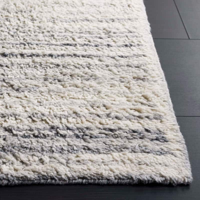 SAFAVIEH Handmade Vermont Nejra Wool Rug