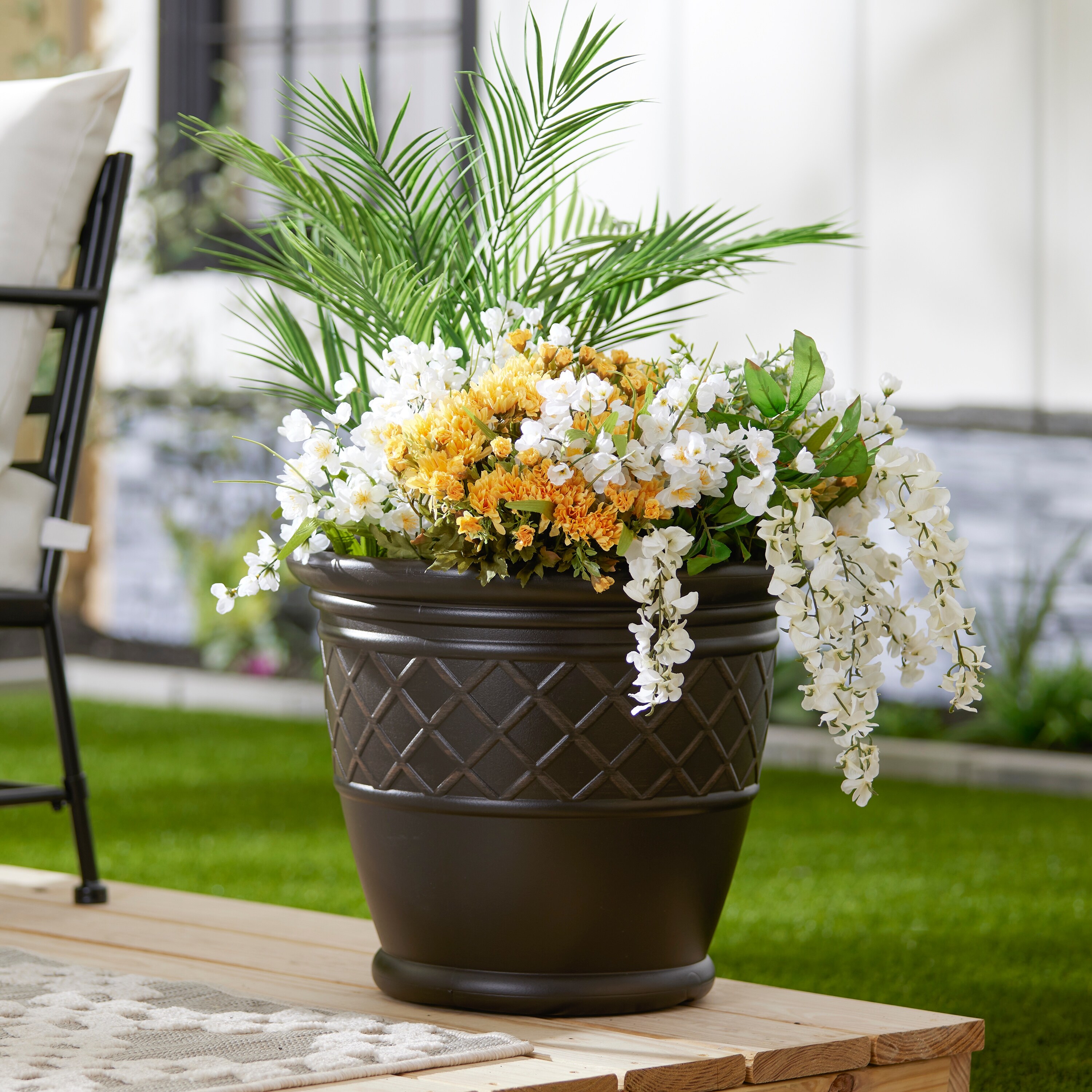 Suncast Atlin 18 Inch Resin Round Decorative Flower Pot Vase Box