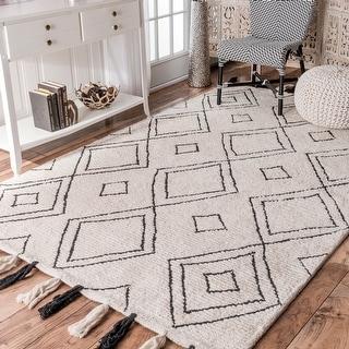 Nuloom Handmade Plush Boho Tribal Diamond Tassel Shag Rug