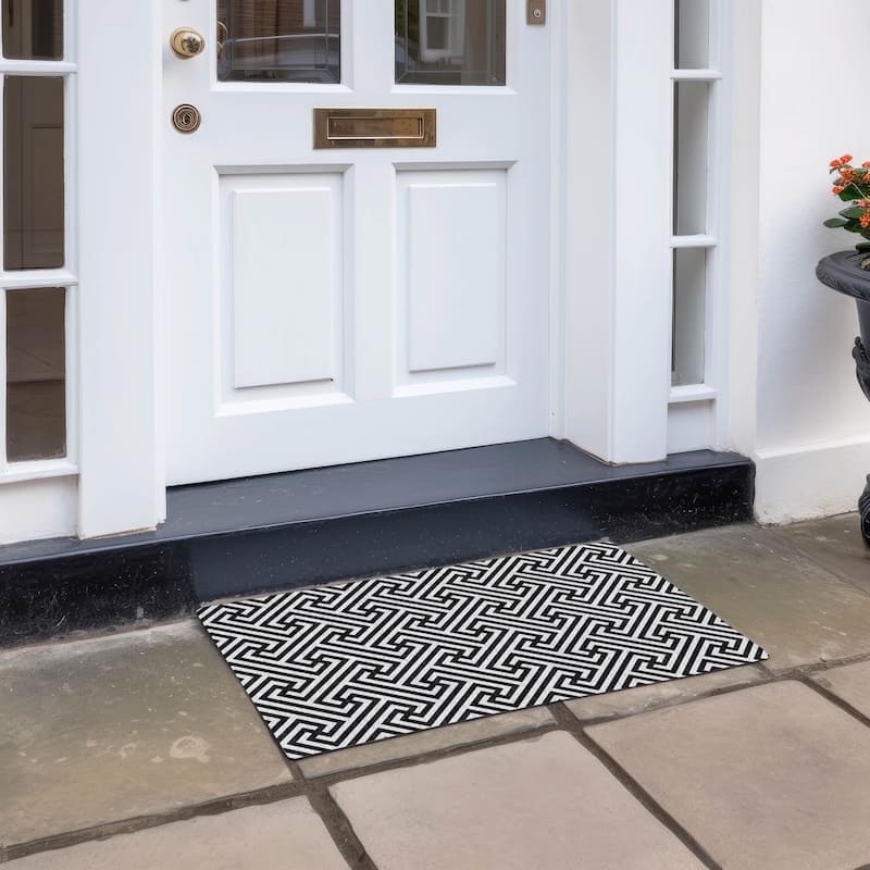 Machine Washable Indoor/ Outdoor Chantille Modern Geo Rug - Black - 1'8" x 2'6"