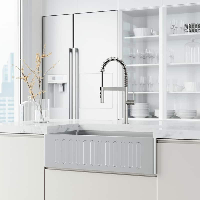 VIGO Edison Pro 20" H Single Handle Pull-Down Sprayer Kitchen Faucet