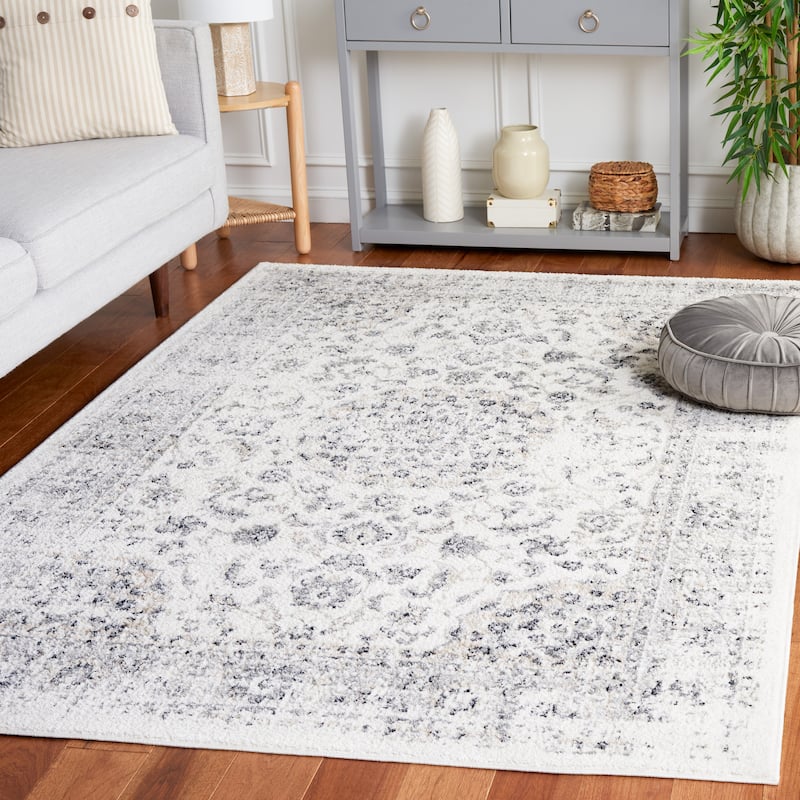 SAFAVIEH Layla Gulen Shabby Chic Farmhouse Rug - 4'5" x 6'5" - Ivory/Grey