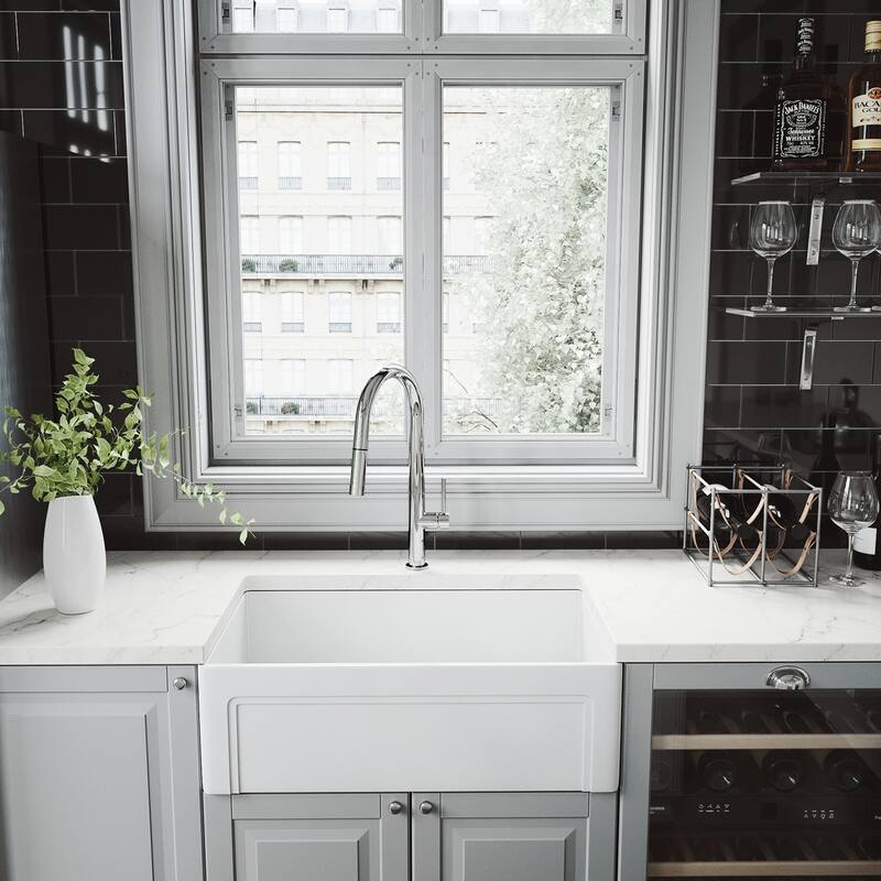 VIGO Greenwich 18" H Single Handle Pull-Down Sprayer Kitchen Faucet