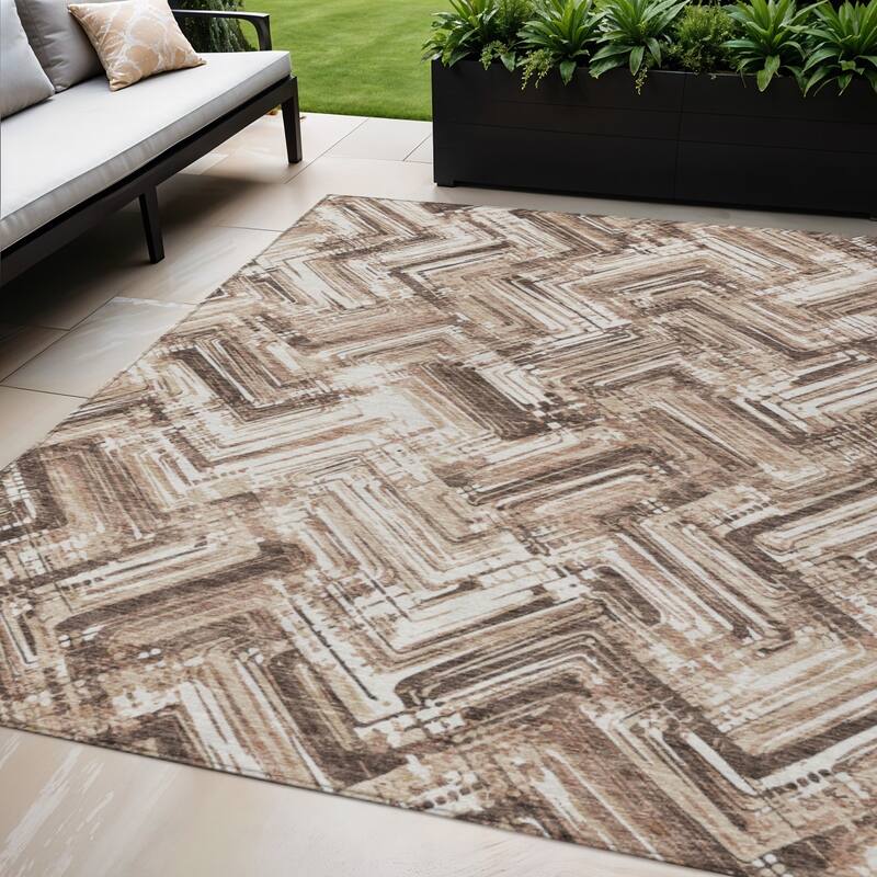 HomeRoots Geometric Transitional Rectangle Outdoor Rug - 5' X 8'