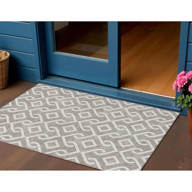 HomeRoots Geometric Transitional Rectangle Outdoor Rug - 3' x 5'