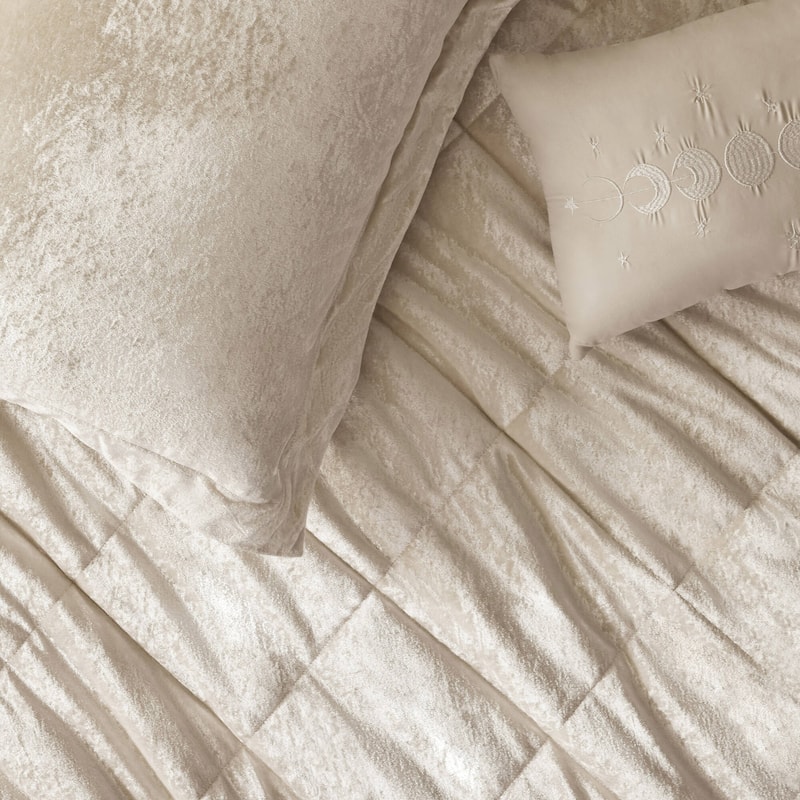 Intelligent Design Isabel Velvet Comforter Set