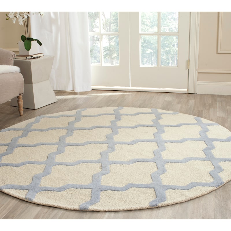 SAFAVIEH Handmade Cambridge Eirny Moroccan Trellis Wool Rug - 6' Round - Ivory/Light Blue