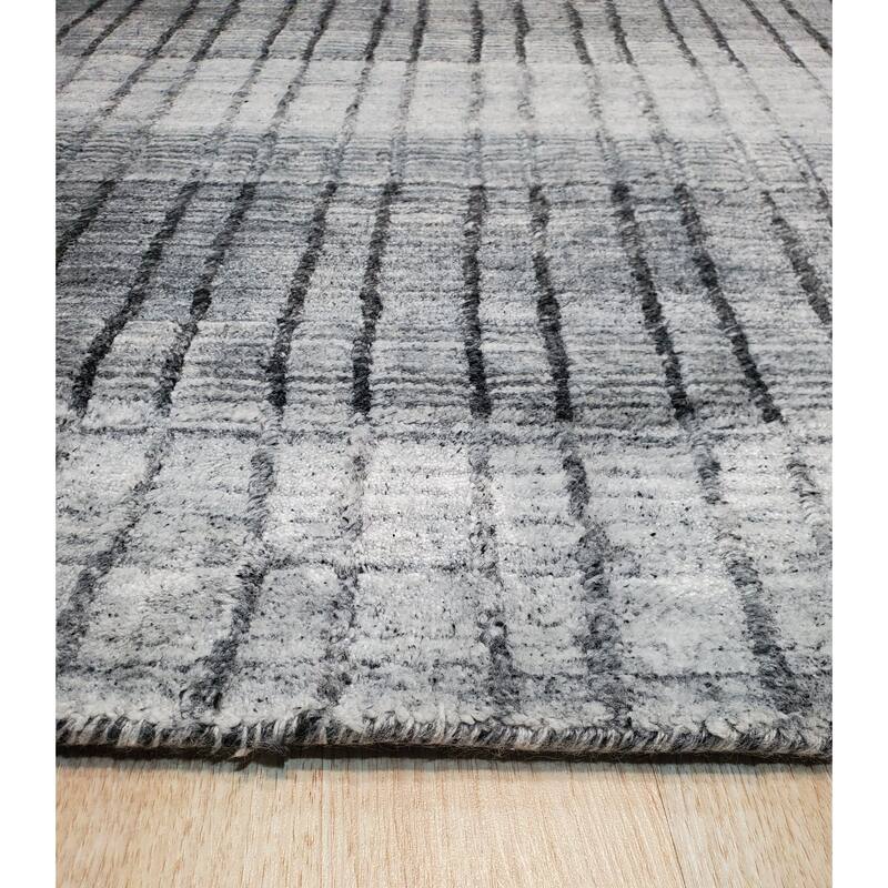 Gray Handmade Wool & Viscose Contemporary Loom Check Rug, 5'7 x 7'11 - Stylish wool-viscose blend rug with check design. - N/A