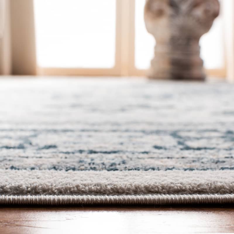 SAFAVIEH Isabella Minola Traditional Oriental Rug