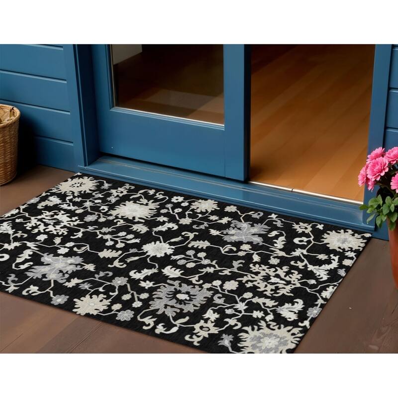 HomeRoots Floral Transitional Rectangle Outdoor Rug - 3' x 5'