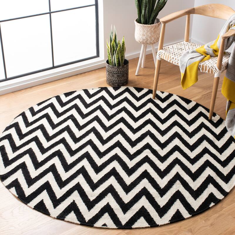 SAFAVIEH Handmade Flatweave Dhurries Naira Modern Wool Rug - 6' Round - Black/Ivory
