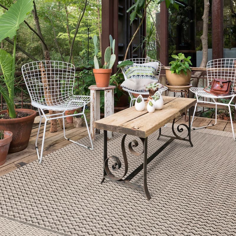 Alexander Home Havannah Chevron Stripe Indoor/ Outdoor Area Rug - 5'3" x 7'7" - Grey/Black