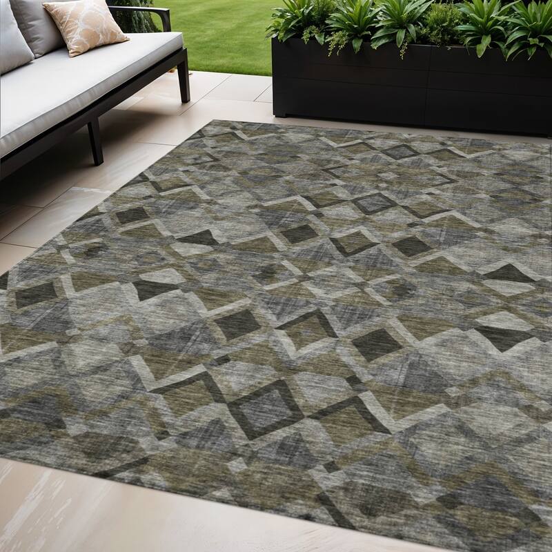 HomeRoots Geometric Transitional Rectangle Outdoor Rug - 5' X 8'