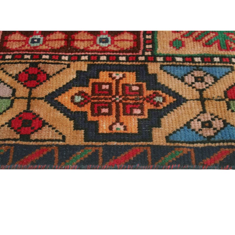 Fine Vintage Bakhtiari Fuat Red/Green Rug - 5'8" x 9'3"