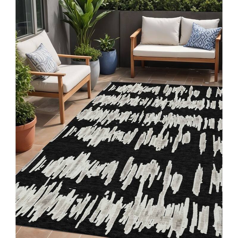 HomeRoots Striped Transitional Rectangle Outdoor Rug - 5' X 8'