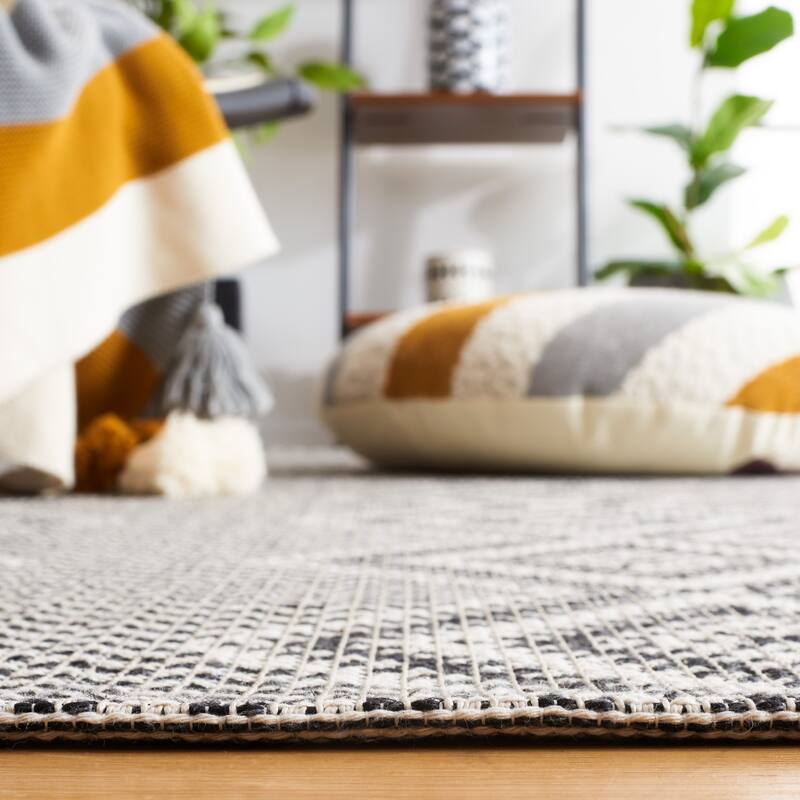 SAFAVIEH Augustine Laufey Moroccan Boho Fringe Rug
