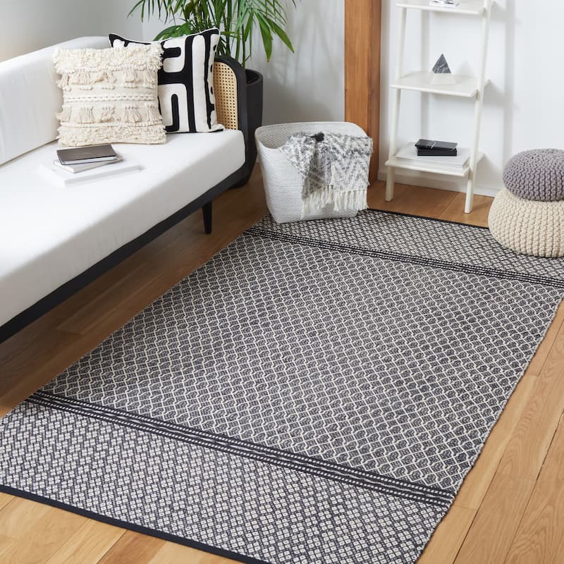 SAFAVIEH Hand-Woven Kilim Mithlesh Flatweave Cotton Rug - 6' x 9' - Black/Ivory