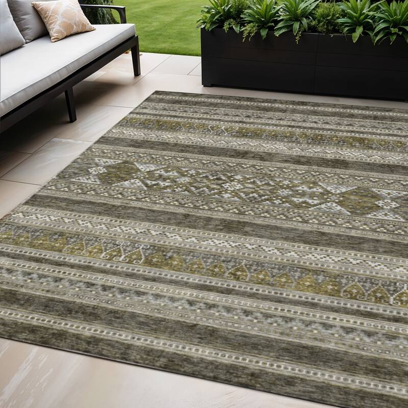 HomeRoots Southwestern Transitional Rectangle Outdoor Rug - 5' X 8'