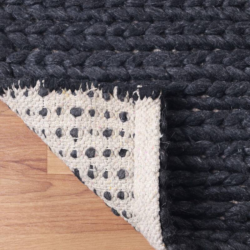 Handcrafted Traditional Rustic Handmade Braided Wool Indoor Area Rug by Superior