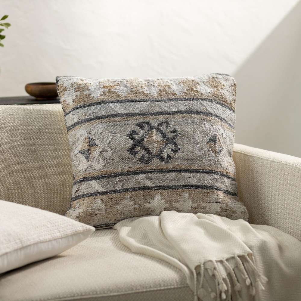 https://ak1.ostkcdn.com/images/products/is/images/direct/83f31305f6abe64ebfbe1d0a3588a3323206eda9/Jaylynn-Rustic-Stripe-Accent-Pillow.jpg
