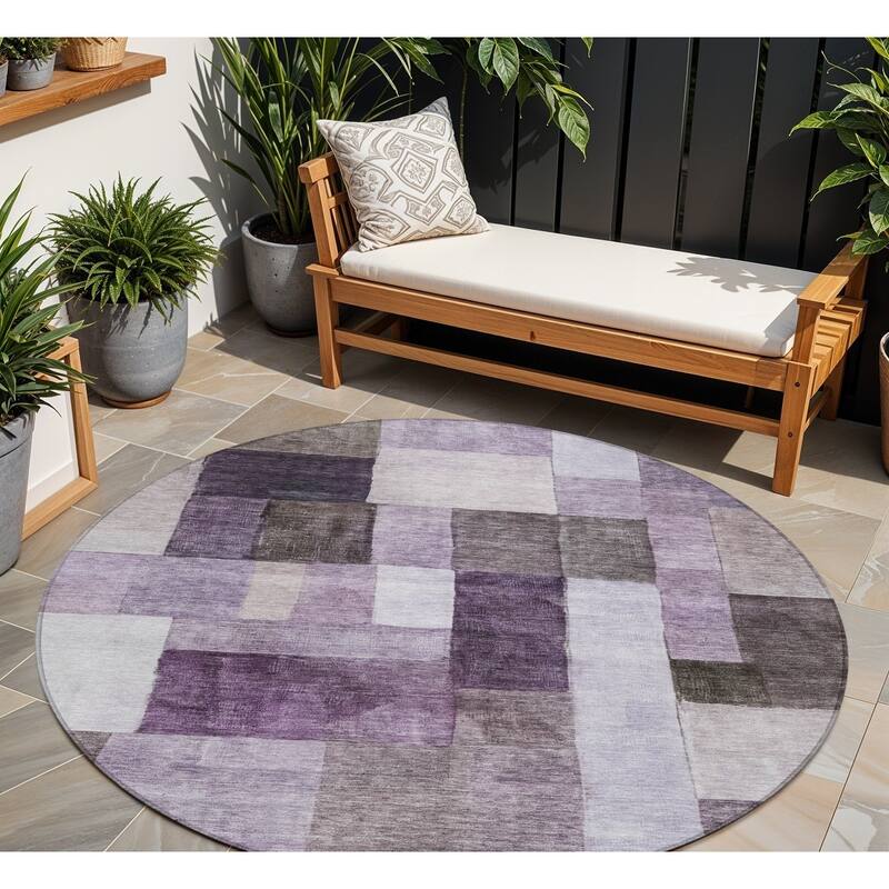 HomeRoots Geometric Transitional Rectangle Outdoor Rug - 8' Round