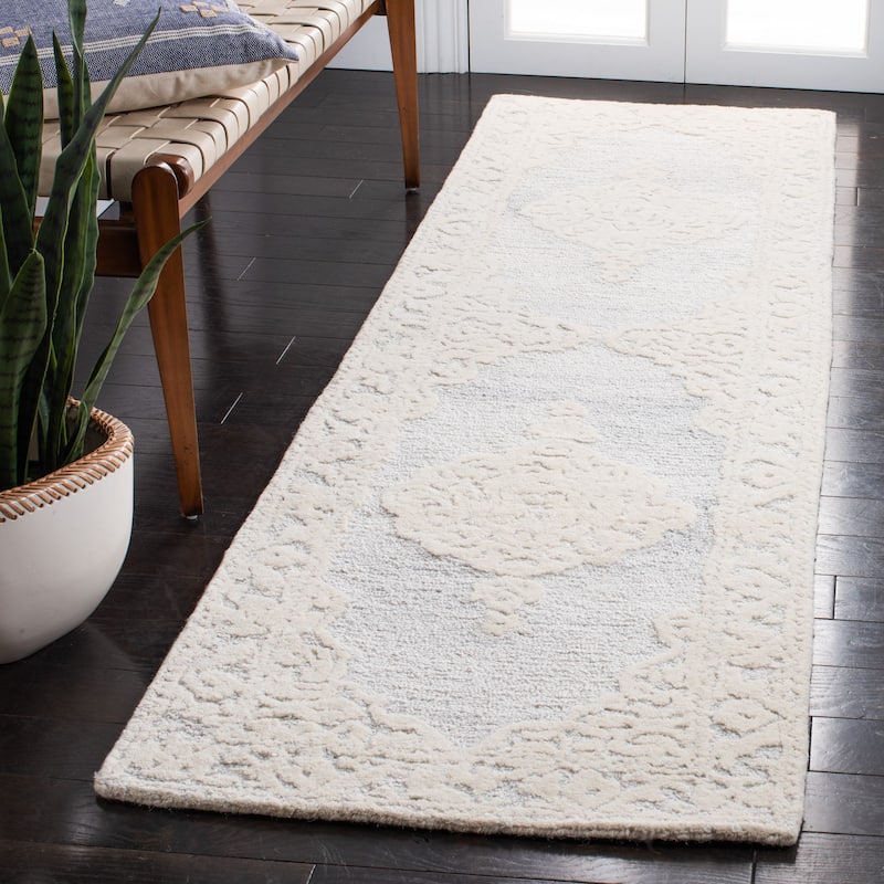 SAFAVIEH Handmade Micro-Loop Gerhild Medallion Wool Rug
