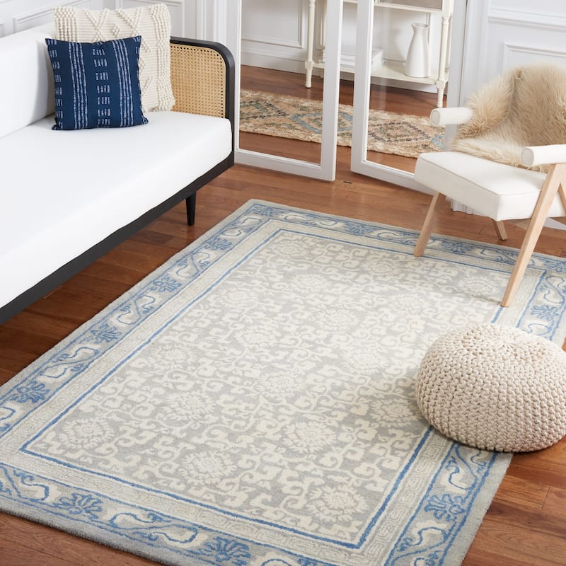 SAFAVIEH Handmade Antiquity Lauresha Wool Rug - 4' x 6' - Grey/Ivory