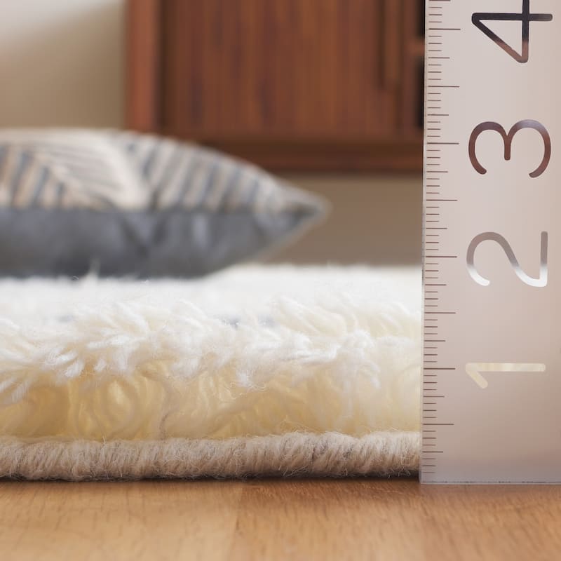 SAFAVIEH Hand-knotted Kenya Henriette Southwestern Tribal Wool Rug