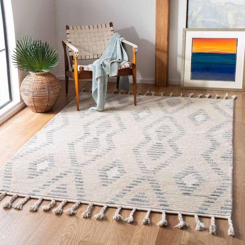 SAFAVIEH Hand-Knotted Casablanca Shag Boginja Tribal Wool Rug - 5' x 8' - Grey/Ivory