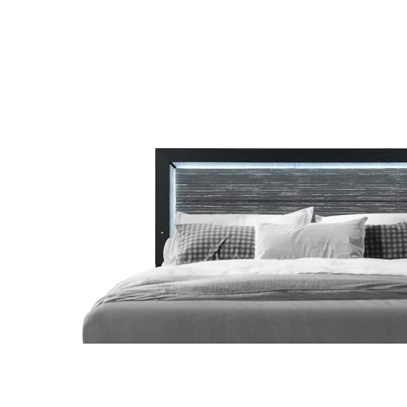 Luxurious King-Size Bed with Intricate Headboard Design for Ultimate Comfort
