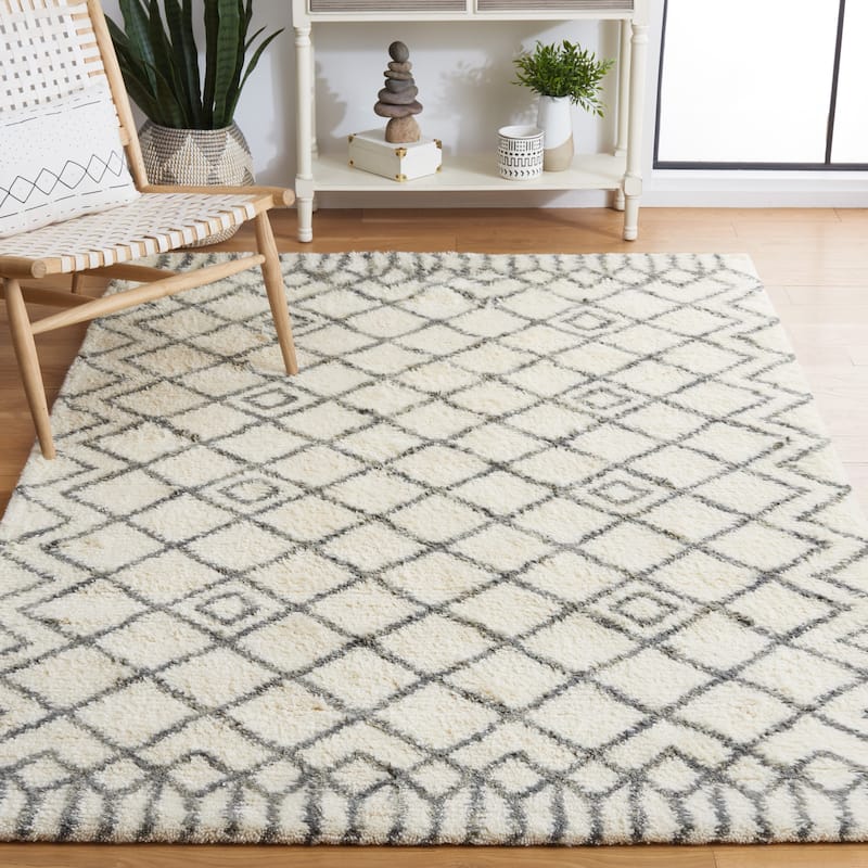 SAFAVIEH Handmade Casablanca Shag Ornella Tribal Wool Rug - 5' x 8' - Ivory/Grey
