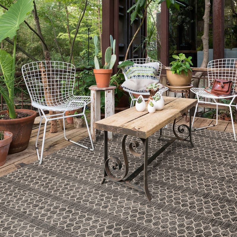 Alexander Home Havannah Indoor/ Outdoor Geometric Rug - 7'10" x 10'9" - Black/Grey