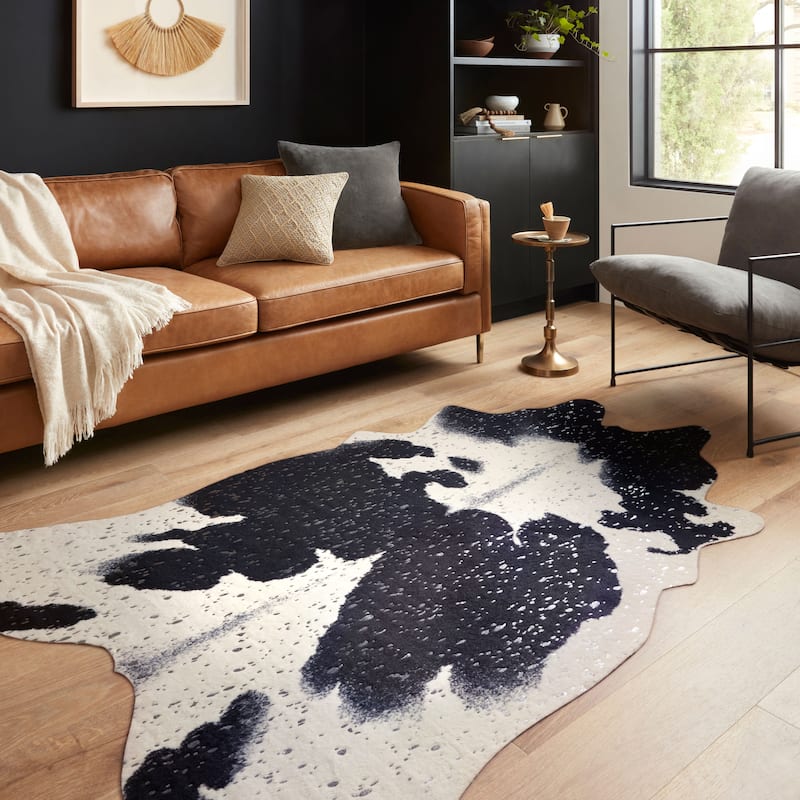 Alexander Home Sierra Faux Cowhide Rug - 5' x 6'6" - 5' x 6'6" - Black/ Silver - Hide-Shaped