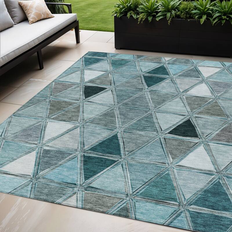 HomeRoots Geometric Transitional Rectangle Outdoor Rug - 5' X 8'