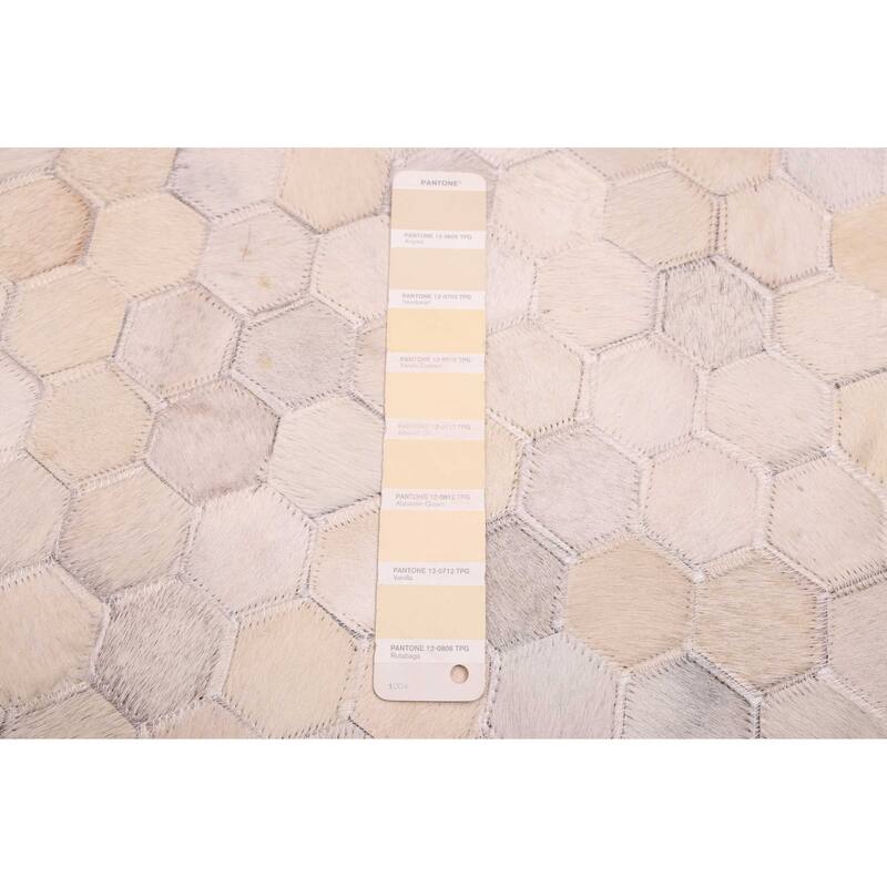 ECARPETGALLERY Handmade Cowhide Patchwork Cream Leather Rug - 5'1 x 5'1