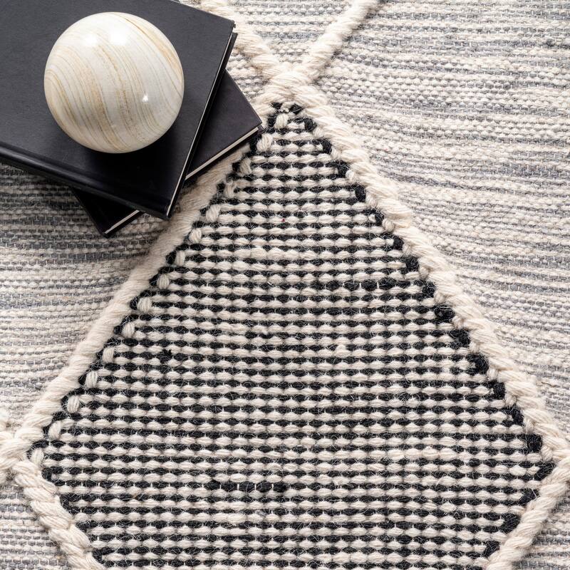 Nuloom Becca Diamond Trellis Tassel Wool Area Rug