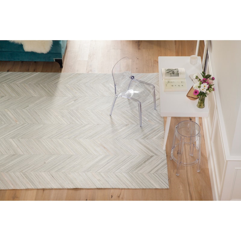 EXQUISITE RUGS Natural Hide Hand-stitched Leather Hide Silver Area Rug.
