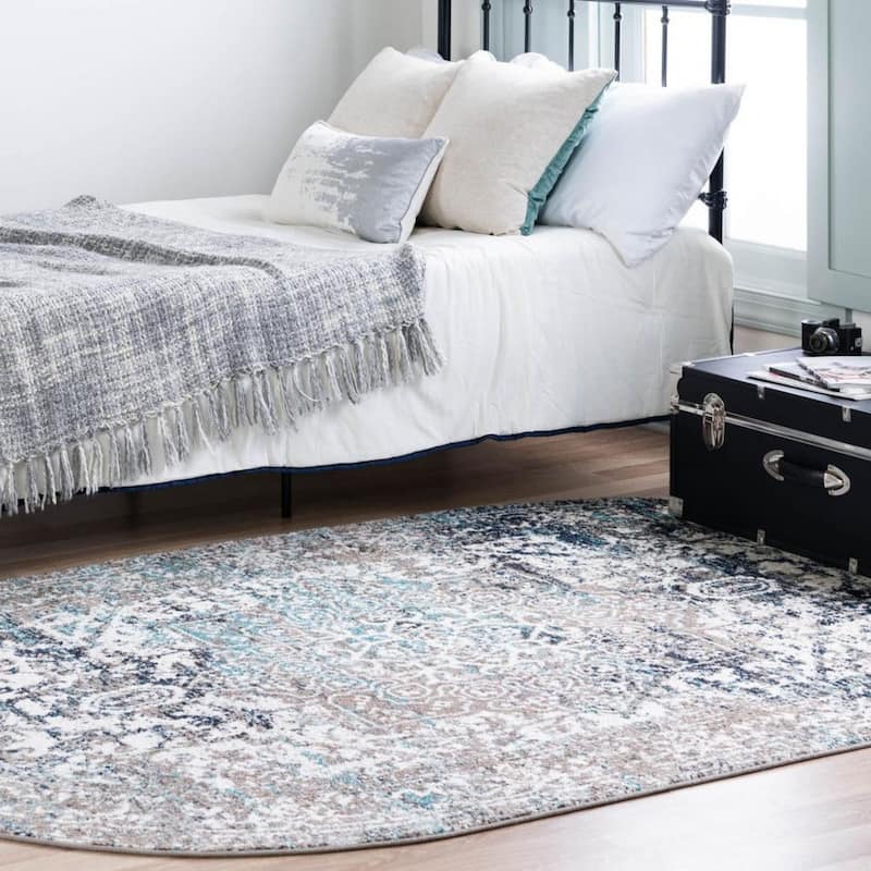 Traditional Brenda Collection Area Rug