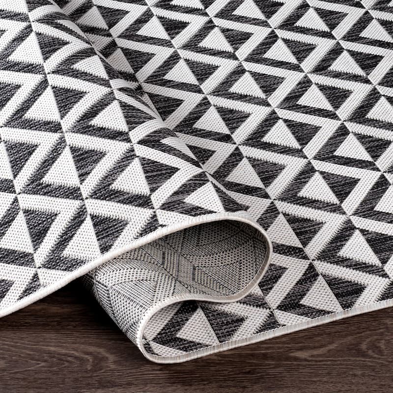 Livabliss Keller Indoor/ Outdoor Diamond Stripe Area Rug