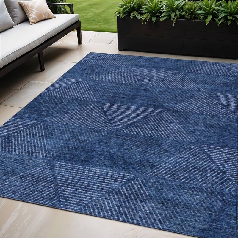 HomeRoots Geometric Transitional Rectangle Outdoor Rug - 5' X 8'