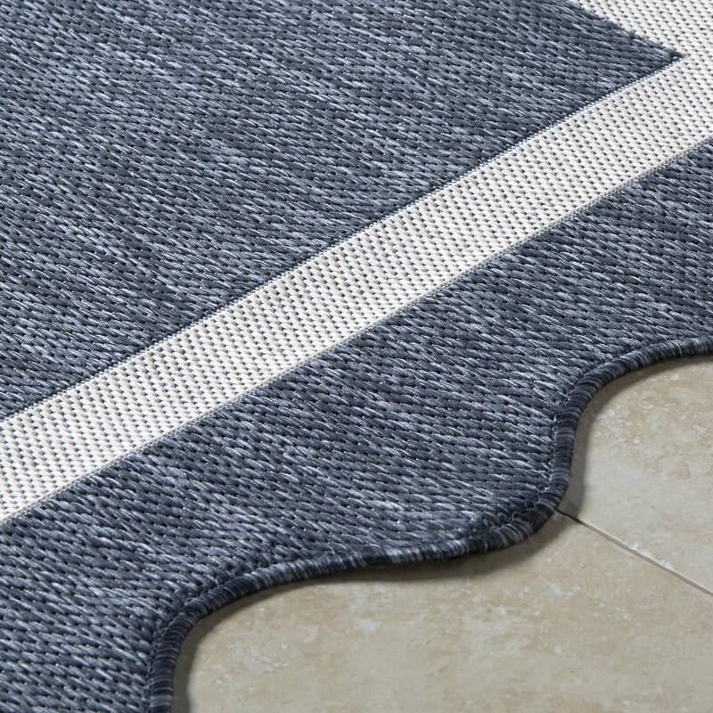 Livabliss Miami Beach Traditional Indoor / Outdoor Area Rug