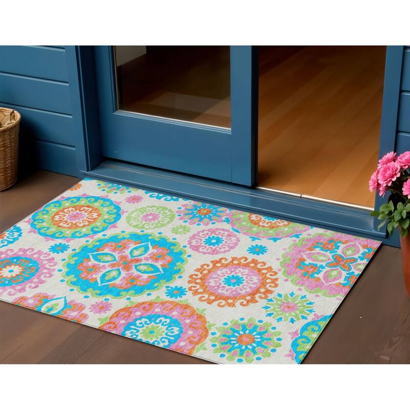 HomeRoots Floral Medallion Transitional Rectangle Outdoor Rug - 3' x 5'