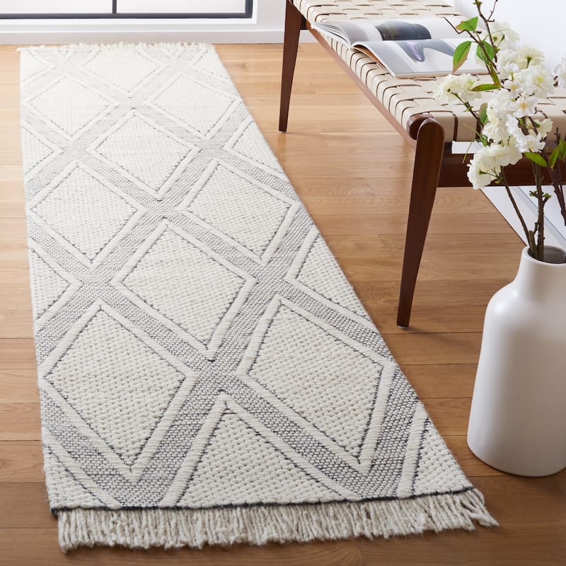 SAFAVIEH Handmade Natura Anasia Wool Fringe Rug - 2'3" x 9' Runner - Ivory/Black