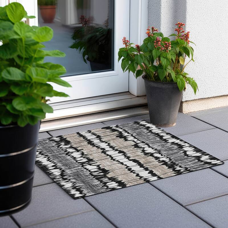 Machine Washable Indoor/ Outdoor Chantille Abstract Ombre Rug - Black - 1'8" x 2'6"