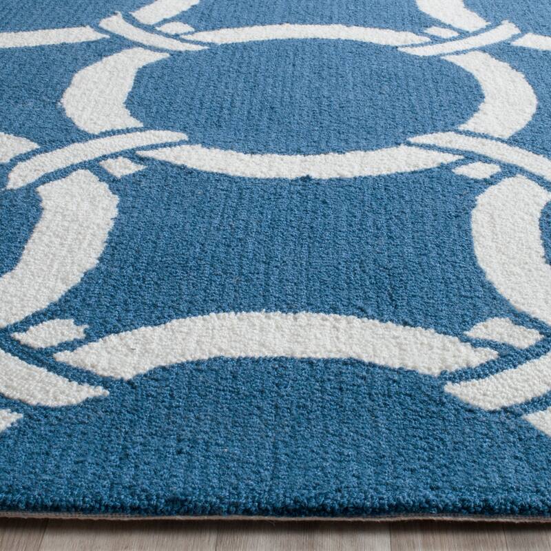 SAFAVIEH Handmade Four Seasons Aile Floral Rug